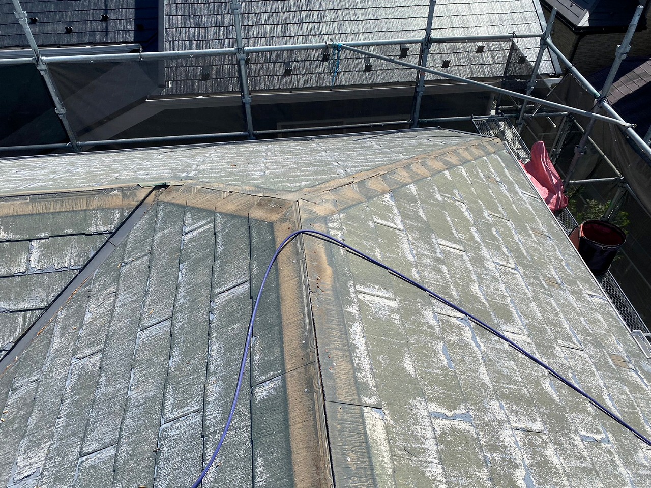 スレート屋根から横暖ルーフを使った屋根カバー工事を行いました！川口市屋根カバー工事　横暖ルーフαｓ　ニチハ　センタールーフ　スレートボロボロ　ガルバリウム鋼板　
